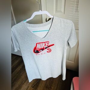 Nike Dri-Fit Women's Light Gray Tee with Red Graphic Medium